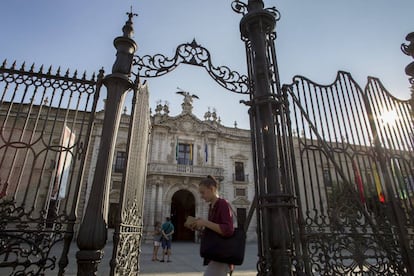 Fachada principal del rectorado de la Universidad de Sevilla.