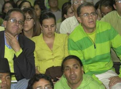 Alberto Acosta (izquierda), junto a los candidatos María Paula Romo y Paco Velasco (a la derecha).