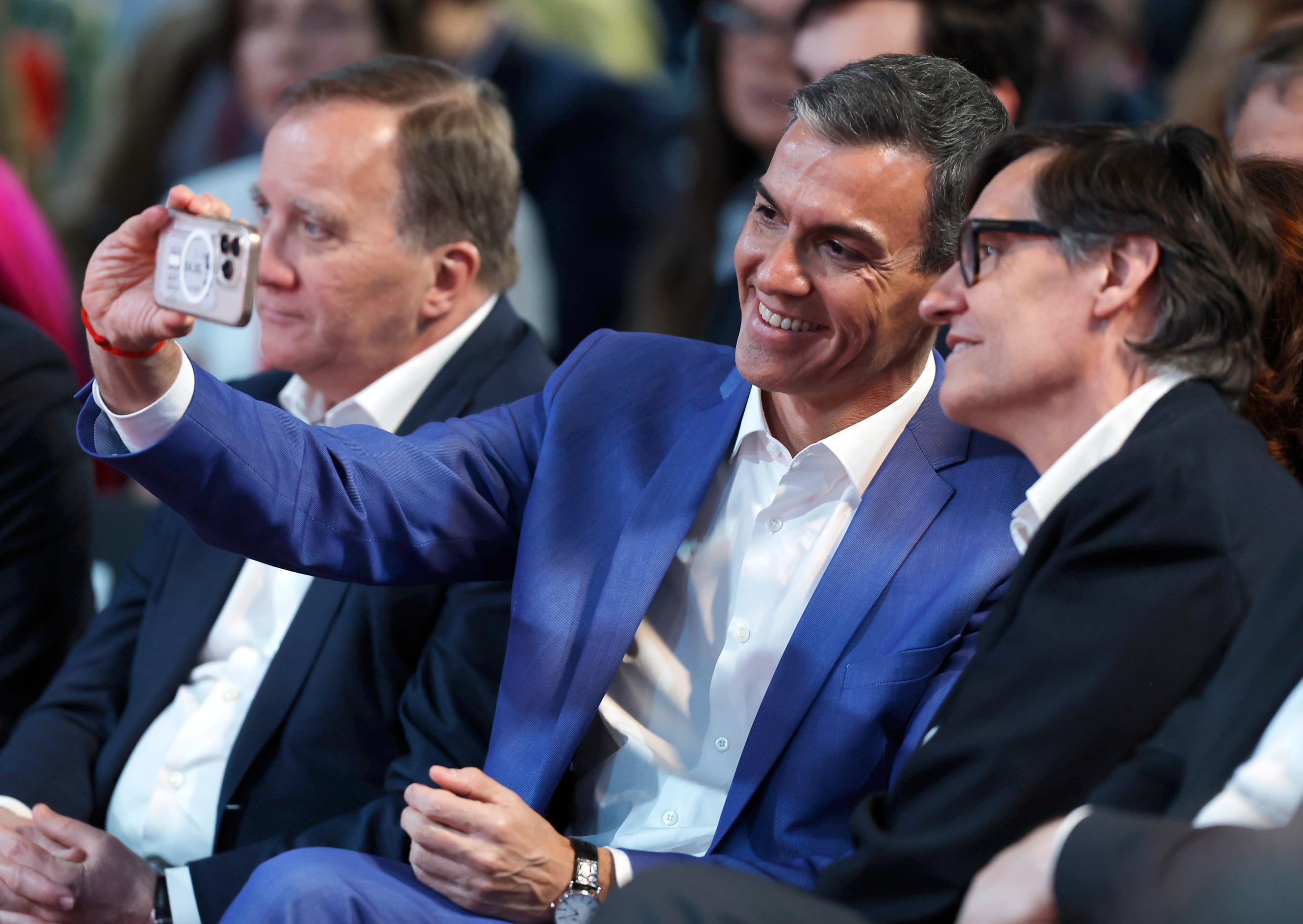 Pedro Sánchez se hace un selfi junto Salvador Illa durante la cumbre progresista de Barcelona.