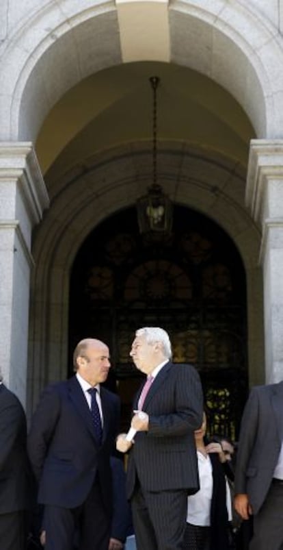 El ministro de Econom&iacute;a y Competitividad, Luis de Guindos (i), conversa con el presidente de BME, Antonio Zoido, momentos antes de su intervenci&oacute;n en la presentaci&oacute;n hoy en la Bolsa de Madrid del Mercado Alternativo de Renta Fija para las pymes (MARF).