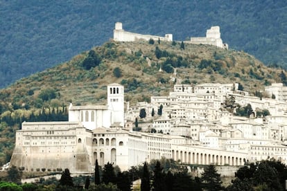 Fueron necesarias más de 50.000 horas de minucioso trabajo para que los frescos pintados por Giotto hacia 1290 en la bóveda de la basílica superior de San Francisco, en Asís, pudiesen volver a ser admirados tras el terremoto que en 1997 sacudió la región de Umbría, en el centro de Italia, provocando el desplome de parte del techo y el ábside de la basílica. Discípulo de Cimabue, a quien pronto superó, el itinerario de Giotto como pintor y arquitecto pasa por Florencia, Roma, Rímini, Rávena, Nápoles y Milán, pero es en Padua y en Asís donde su obra alcanza las cotas más altas de perfección.