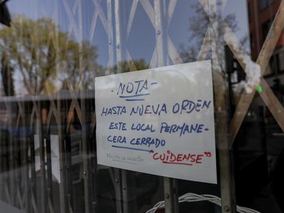 Cartel colocado en un negocio del centro de Madrid en el que se indica el cierre temporal hasta nuevo aviso.