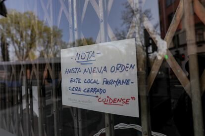 Cartel colocado en un negocio del centro de Madrid en el que se indica el cierre temporal hasta nuevo aviso.