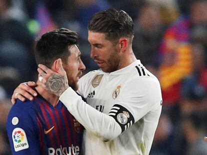 Messi y Ramos se abrazan tras el partido