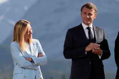 Giorgia Meloni, primera ministra de Italia, y Emmanuel Macron, presidente de Francia, antes de la foto de familia.