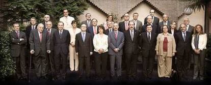 El actual consejo de la CNMV, presidido por Julio Segura (en el centro), y los ex consejeros de la institución el pasado jueves.