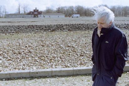 Jorge Semprún camina ante la entrada principal del antiguo campo de concentración de Buchenwald, donde estuvo preso.