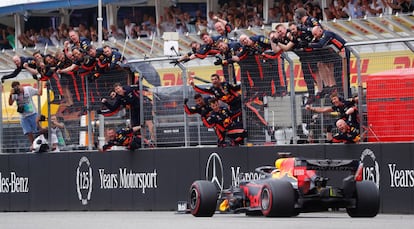 El equipo de Red Bull felicita al piloto Max Verstappen tras su victoria en el Gran Premio de Alemania de Fórmula Uno.