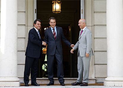 José Luis Rodríguez Zapatero saluda en La Moncloa a Artur Mas, a la izquierda, y a Josep Antoni Duran Lleida.