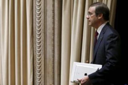 El primer ministro portugués, Pedro Passos Coelho, llega a un debate en el Parlamento en Lisboa (Portugal).