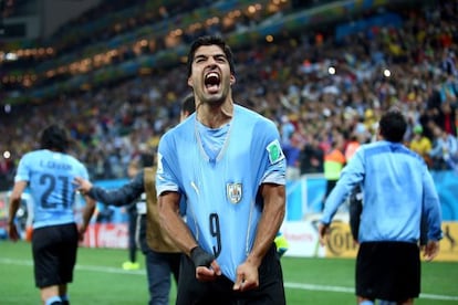 Suárez celebra seu segundo gol contra a Inglaterra.