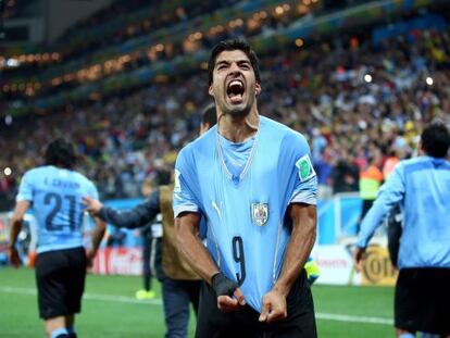 Suárez celebra seu segundo gol contra a Inglaterra.