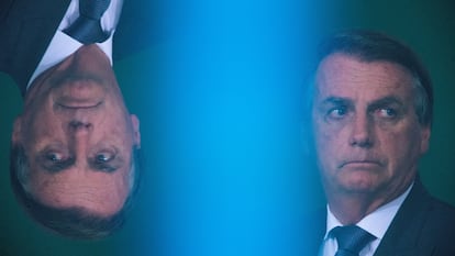 El presidente Jair Bolsonaro (y su reflejo), el lunes en el Palacio de Planalto, sede del Gobierno federal brasileño, en Brasilia.