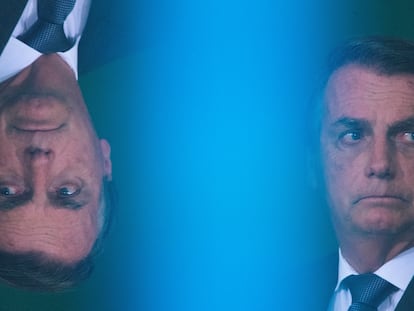 El presidente Jair Bolsonaro (y su reflejo), el lunes en el Palacio de Planalto, sede del Gobierno federal brasileño, en Brasilia.