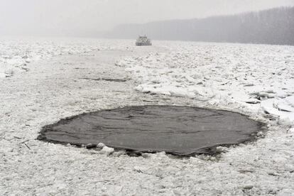 El rompehielos húngaro Jegtoro VI navega entre bloques de hielo por el río Danubio, cerca del pueblo de Dalj (Croacia).