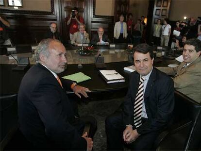 Reunión de la comisión negociadora del tripartito y CiU, con Artur Mas en primer término.