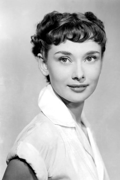 Audrey Hepburn en Vacaciones en Roma
Para el personaje que interpreta, la princesa Anna, acudir a la peluquería y librarse de su melena supone toda una gesta de liberación frente a su destino. El debut cinematográfico de la actriz la elevó como icono de estilo con este corte transgresor con raya en medio.