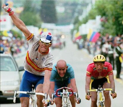 Miguel Induráin levanta el brazo al entrar en la meta en segunda posición en el Campeonato del Mundo de Fondo en Carretera de ciclismo, en Duitama, Colombia, el 8 de noviembre de 1995.