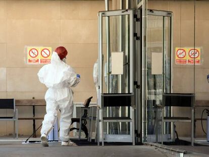 Vista de la residencia geriátrica San Josep en Lleida, donde se ha producido uno de los 14 brotes de coronavirus detectados en la comarca leridana del Segriá, que desde el sábado mantiene confinados perimetralmente a sus 210.000 habitantes.