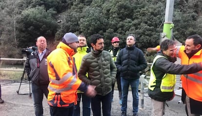 El conseller de Territorio y Sostenibilidad, Damià Calvet, ha visitado este sábado el tramo cortado de la C-13 entre Llavorsí y Rialp (Lleida).