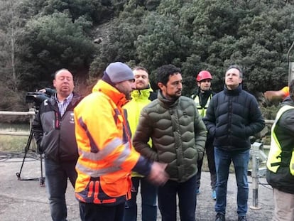 El conseller de Territorio y Sostenibilidad, Damià Calvet, ha visitado este sábado el tramo cortado de la C-13 entre Llavorsí y Rialp (Lleida).