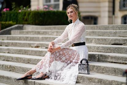 Karlie Kloss, perfecta con un vestido blanco cuajado de transparencias de Dior.