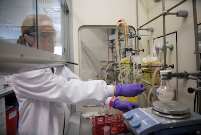 Una investigadora, en el laboratorio de la Unidad de Malaria del Centro de Enfermedades de Pases en Desarrollo de la farmacutica GSK, en Tres Cantos (Madrid), en abril de 2018.