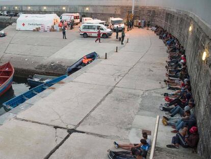 Un grupo de migrantes rescatados en el estrecho de Gibraltar espera en el puerto de Tarifa en septiembre de 2019.