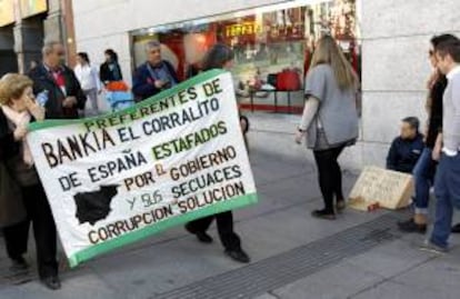 Grupos de personas afectados por las participaciones preferentes de Bankia, a su paso por la plaza de Callao, durante una manifestación que protagonizaron por el centro de Madrid el pasado 13 de abril. EFE/Archivo