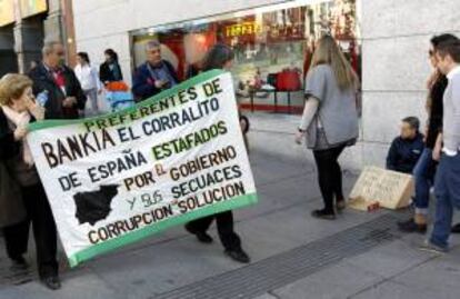 Grupos de personas afectados por las participaciones preferentes de Bankia, a su paso por la plaza de Callao, durante una manifestación que protagonizaron por el centro de Madrid el pasado 13 de abril. EFE/Archivo