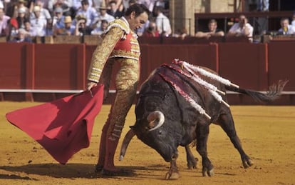 El Cid, durante la faena al primer toro de su lote, en La Maestranza.