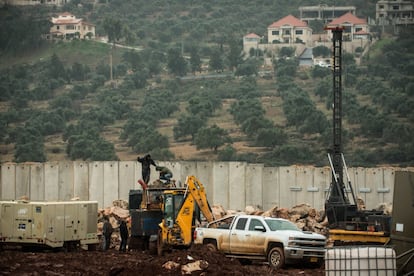 Fuerzas del cuerpo de ingenieros del Ejército de Israel en el muro de separación en la frontera de Líbano cerca de Metula.