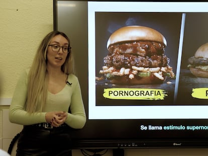 La educadora Rebeca Redondo impartiendo un taller sobre sexualidad y pornografía a adolescentes en el instituto María Moliner de Coslada (Madrid).