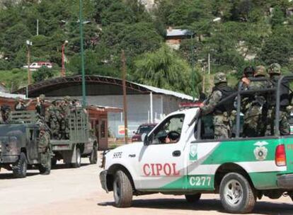 Miembros del Ejército mexicano llegan el domingo al lugar donde se cometieron los asesinatos.