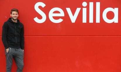 Franco Vázquez posa en la ciudad deportiva sevillista.