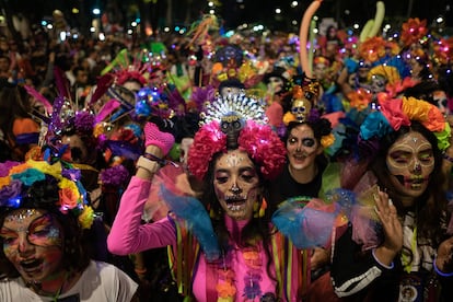 Esta festividad es la tradición más representativa de la cultura mexicana, hasta el punto de que la Unesco la declaró en 2003 Patrimonio Cultural Inmaterial de la Humanidad. En la imagen, mujeres disfrazadas de Catrinas durante una procesión en Ciudad de México. 
