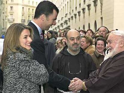 El príncipe Felipe y su prometida, Letizia Ortiz, saludan a unos frailes capuchinos.