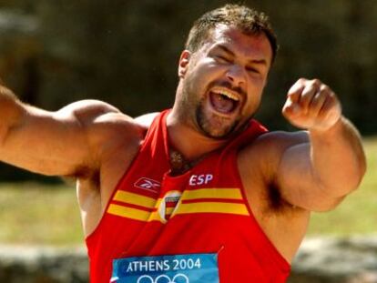 Manuel Martínez celebra su clasificación para disputar la final de peso en Atenas.