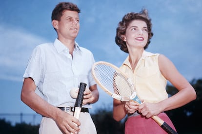 Hasta para jugar al tenis la neoyorquina hacía gala de un estilo único. Aquí, como recién salida de una película del Hollywood dorado, echando una partida con John Kennedy el mismo año de su boda: 1953.
