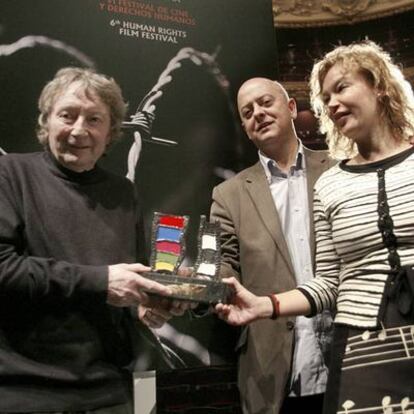 Elías Querejeta, Odón Elorza y Leire Pajín podan con el premio.