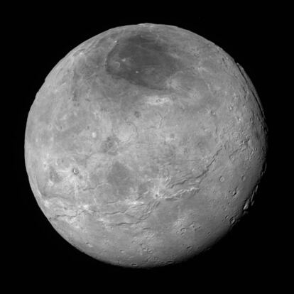 Aspecto de Caronte, la luna mayor de Plutón. La imagen muestra una fracturación tectónica, llanuras, diferentes sistemas montañosos y algunos cráteres.