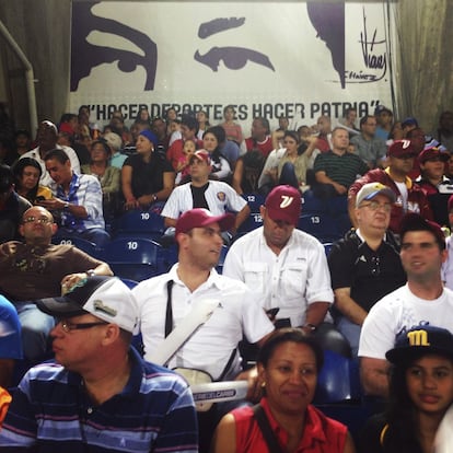 El estadio de béisbol de Nueva Esparta, en Isla Margarita, el pasado febrero. Bajo la mirada de Chávez, una de las frases convertida en lema durante los Juegos Nacionales Juveniles de 2013: "Hacer deporte es hacer patria".