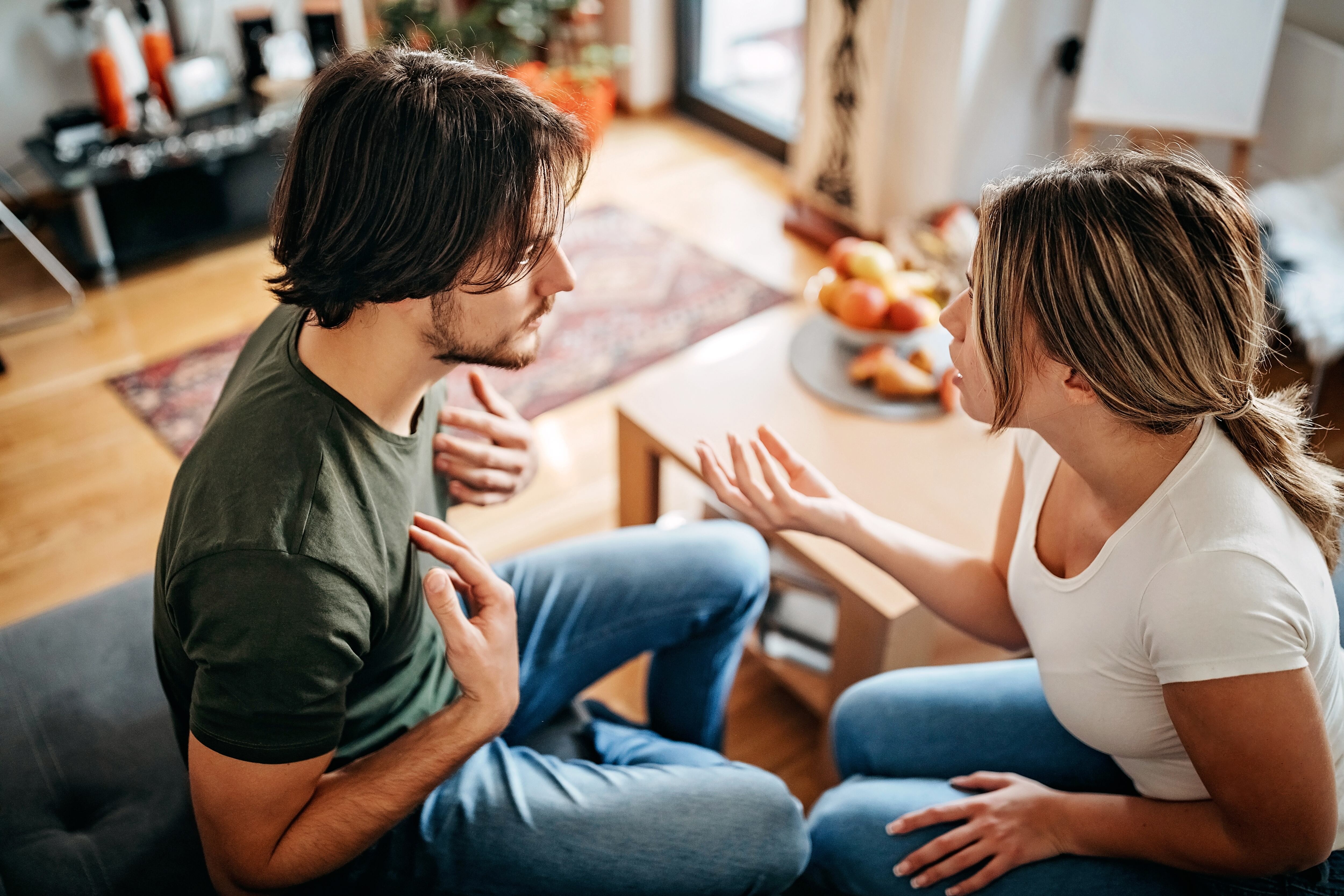 Una pareja que presume de no discutir resulta sospechosa porque genera dudas sobre si realmente jamás han tenido un conflicto o si alguna de las partes está evitando las discusiones por miedo.