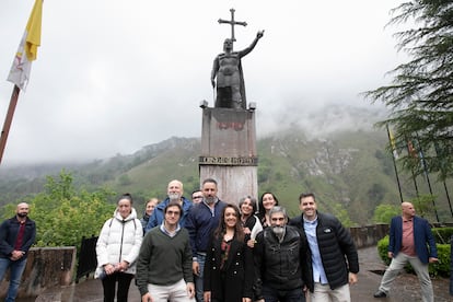 Santiago Abascal (centro) posaba el lunes junto a algunos candidatos de Vox delante de la estatua de Don Pelayo en el santuario de Covadonga. 
