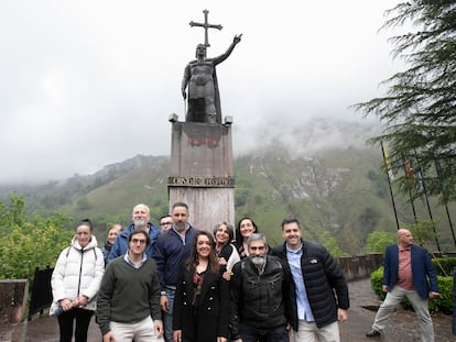 El líder de Vox, Santiago Abascal, con otros miembros de su formación política, delante de la estatua de Don Pelayo en el santuario de Covadonga el pasado 15 de mayo.