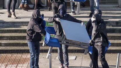 Encapuchados causan destrozos en la UPV en Leioa (Bizkaia), en marzo de 2017.