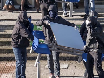 Encapuchados causan destrozos en la UPV en Leioa (Bizkaia), en marzo de 2017.