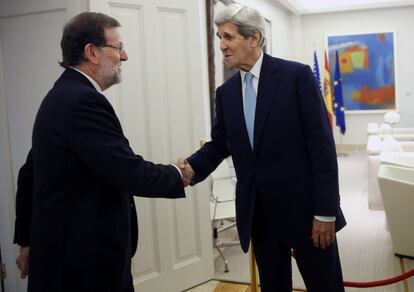 El acuerdo fue rubricado por García-Margallo y el secretario de Estado de EEUU, John Kerry, quien inició el domingo una visita oficial a España. En la imagen, Mariano Rajoy recibe a Kerry en La Moncloa .