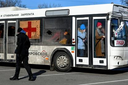 Evacuados de Mariupol huyen en un autobús en la ciudad ucrania de Zaporiyia, el viernes. El primer ministro británico ha definido a Putin como "un camello callejero, alimentando la adicción y creando la dependencia" en el gas y el petróleo rusos. "La guerra de Putin intenta dañar económicamente a Occidente y beneficiarle a él", a través de cada dólar de más en el precio del barril de petróleo.