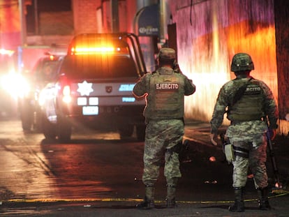 Soldados en el cordón policial afuera de una calle de Celaya (México), donde fueron asesinadas 11 personas el 23 de mayo.
